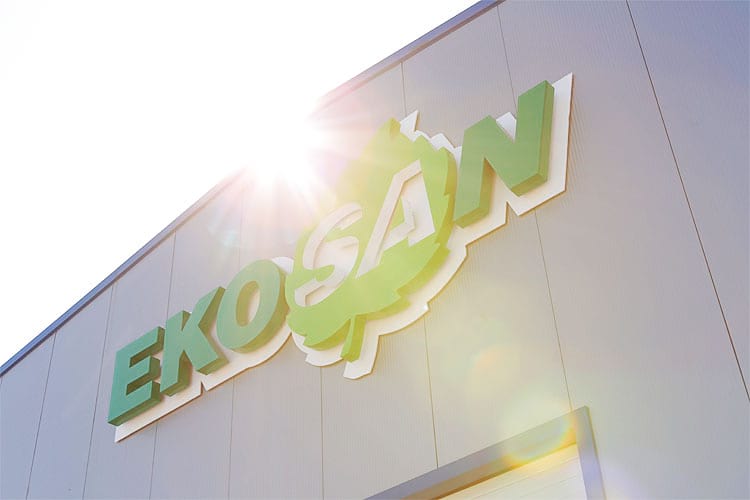 Ekosan zgrada sa logotipom